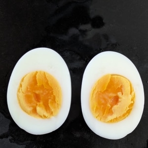 新しい卵でも、ゆで卵の殻をきれいにむく方法